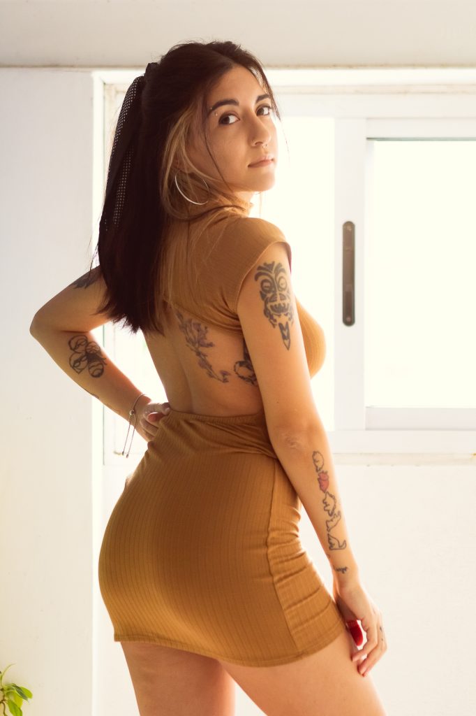 Foto modelo femenina con outfit de otoño