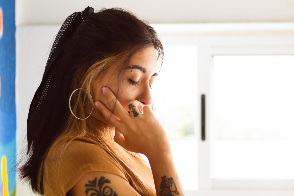 Foto modelo femenina con outfit de otoño