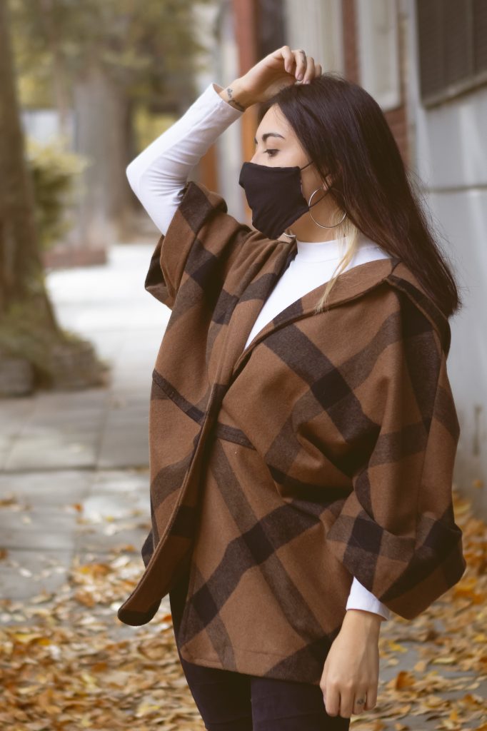 Foto modelo femenina con outfit de otoño
