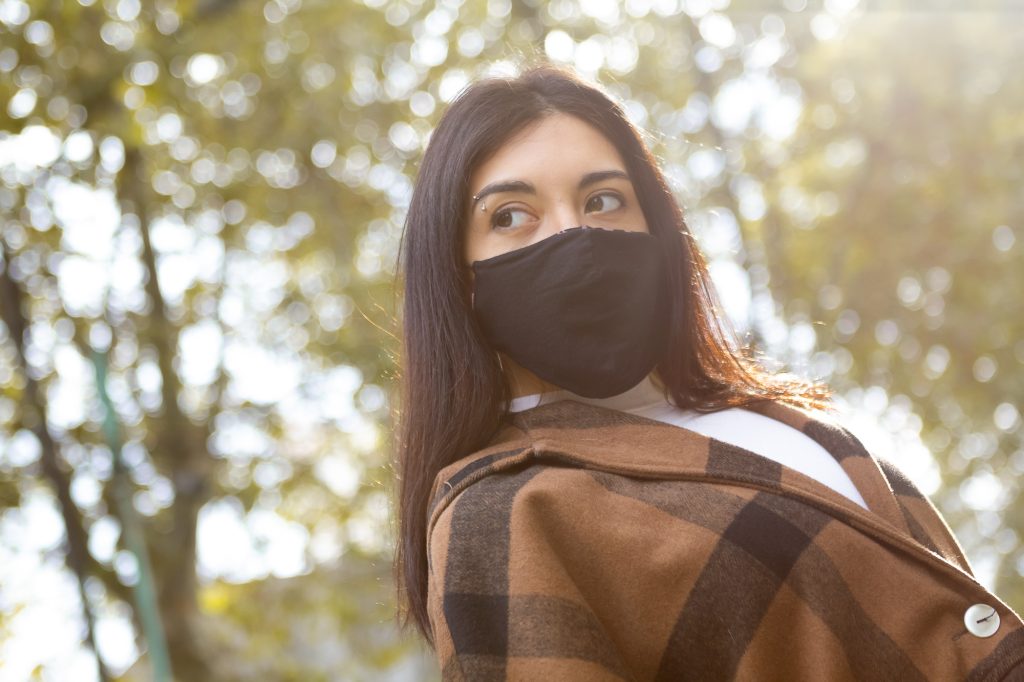Foto modelo femenina con outfit de otoño