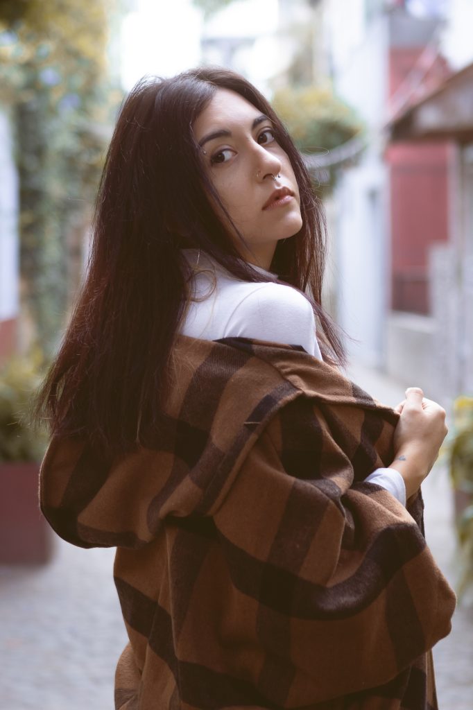 Foto modelo femenina con outfit de otoño