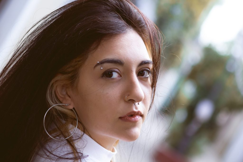 Foto modelo femenina con outfit de otoño