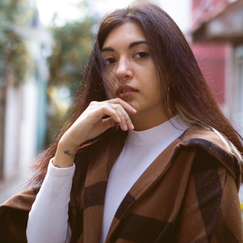 Foto modelo femenina con outfit de otoño
