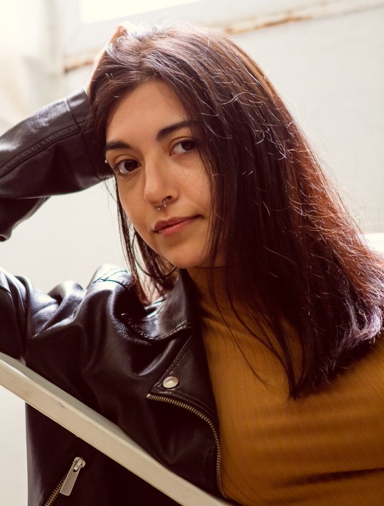 Foto modelo femenina con outfit de otoño