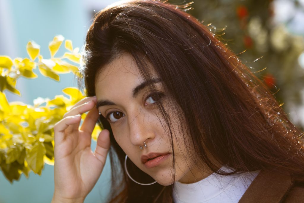 Foto modelo femenina con outfit de otoño