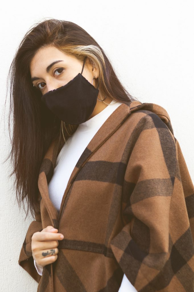 Foto modelo femenina con outfit de otoño