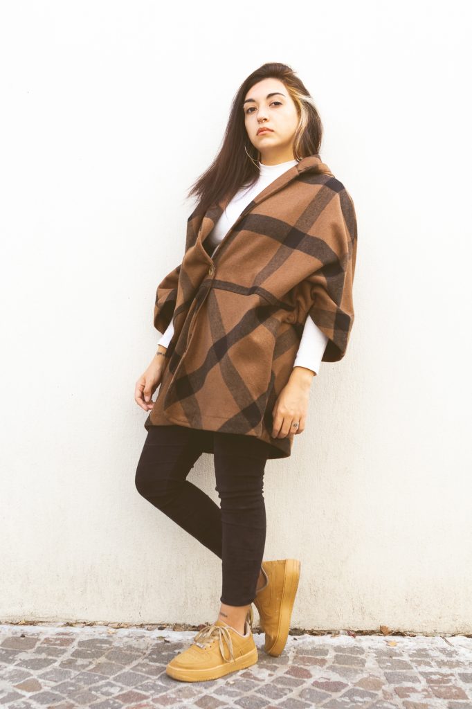 Foto modelo femenina con outfit de otoño