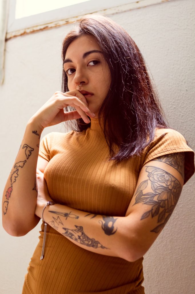 Foto modelo femenina con outfit de otoño