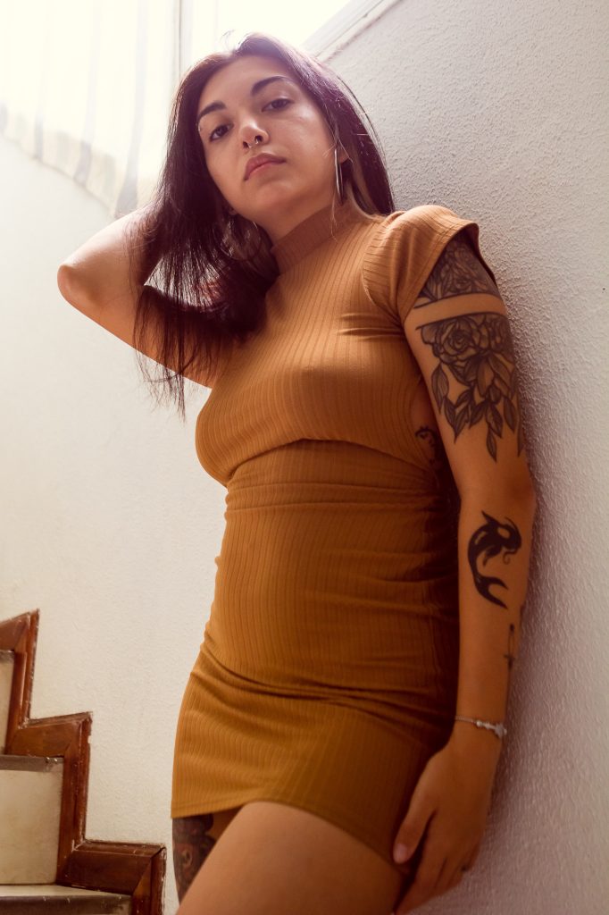Foto modelo femenina con outfit de otoño