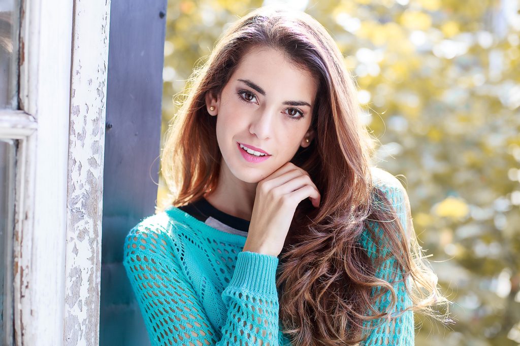 Fotos para Felisa Me Muero. Modelo femenina en balcón más flash.