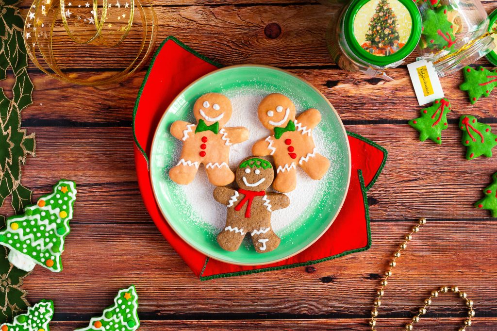 Foto de galletitas navideñas con ambientación.