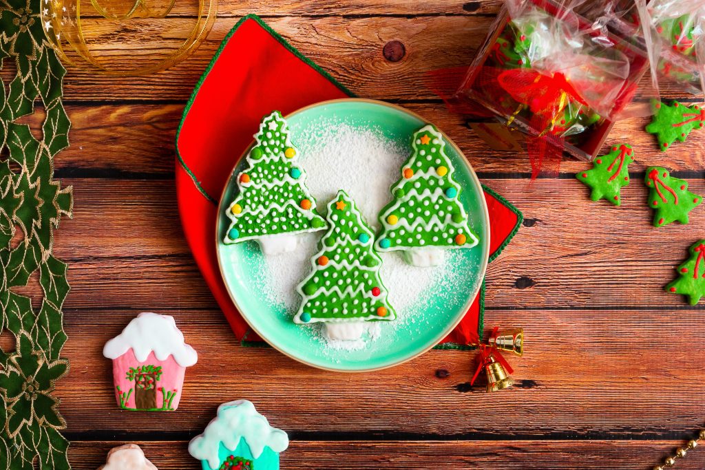Foto de galletitas navideñas con ambientación.