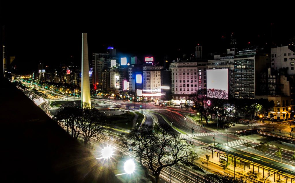 Foto del obelisco en buenos aires desdé el edificio del estudio. Larga exposición. 