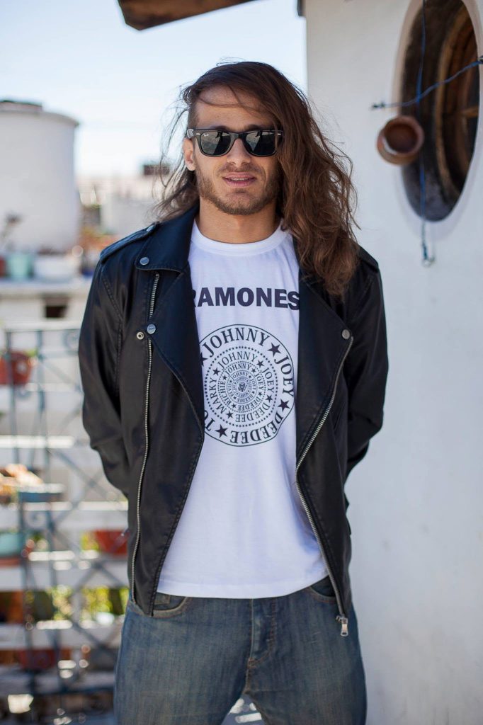 retrato masculino en exteriores. plano americano