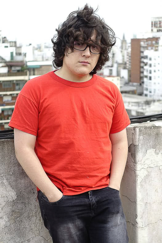 retrato masculino plano americano en exteriores