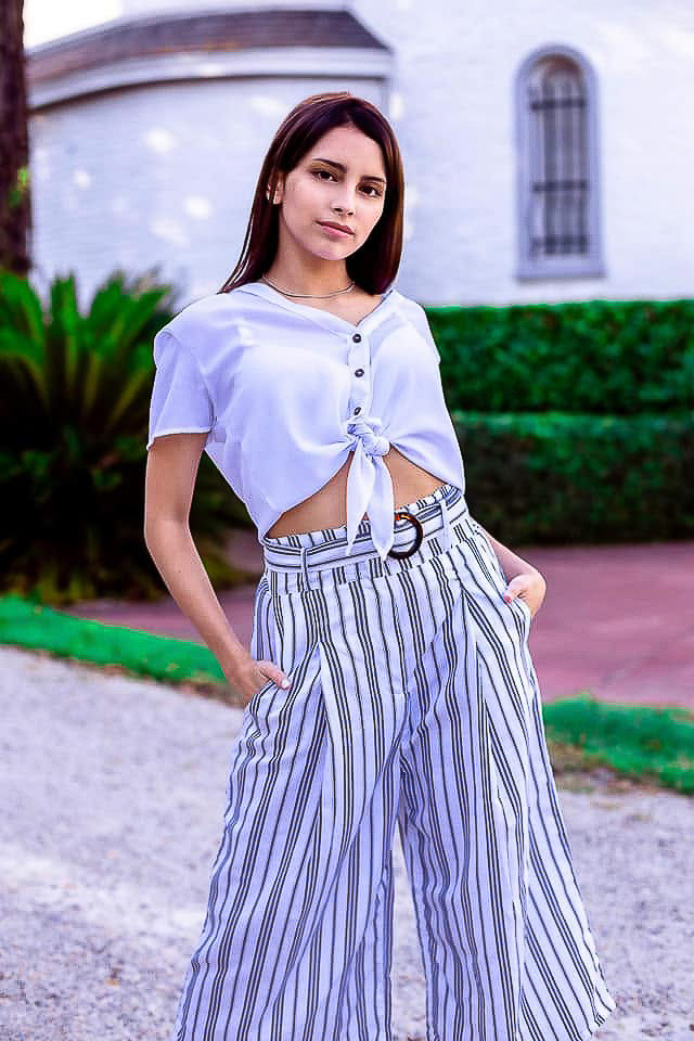 Foto de modelo en exteriores, palazos y camisa anudada. Zona San Isidro