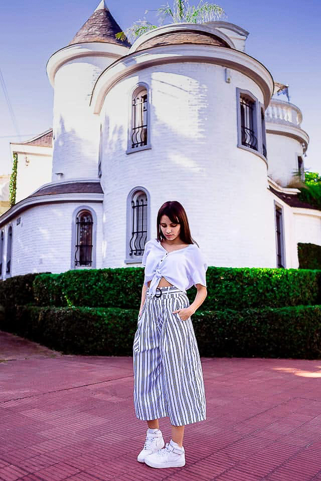 Foto de modelo en exteriores, palazos y camisa anudada. Zona San Isidro