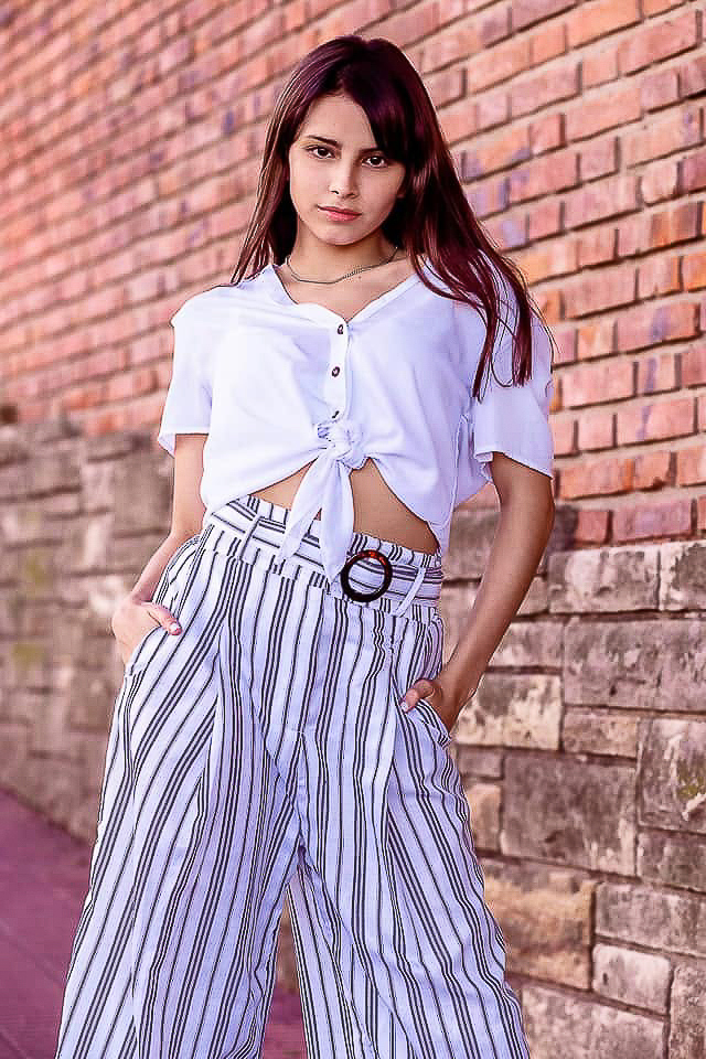 Foto de modelo en exteriores, palazos y camisa anudada. Zona San Isidro