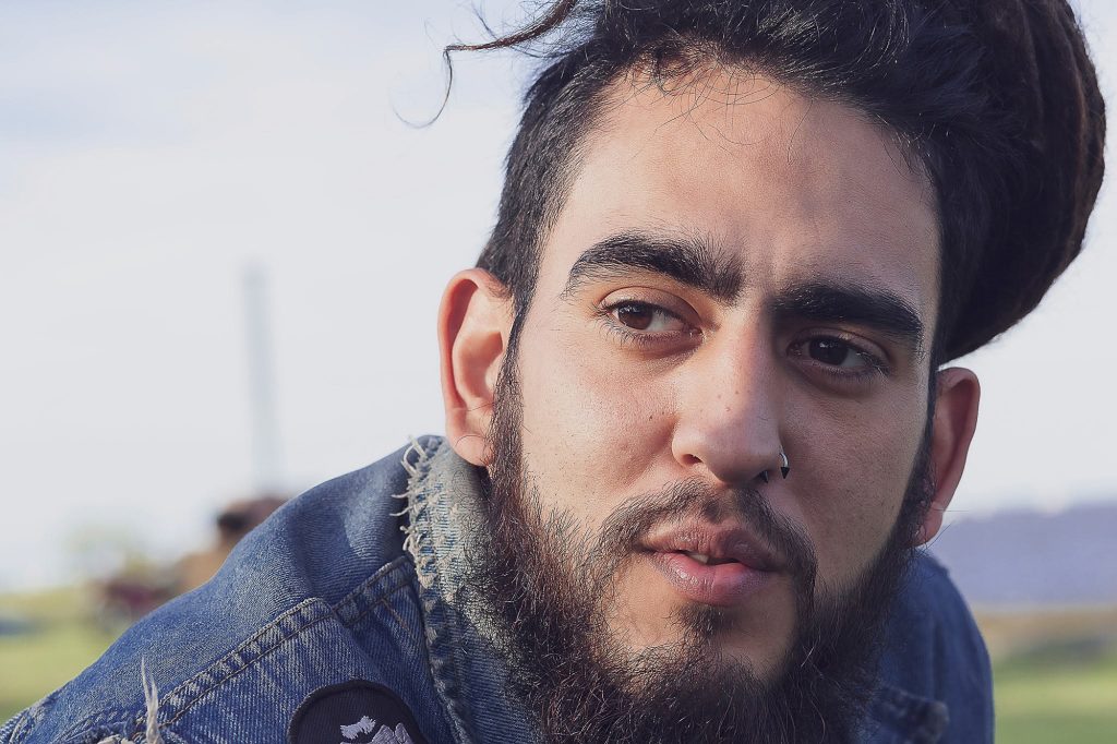 Retrato de Uriel Torres (cantante) en exteriores 
