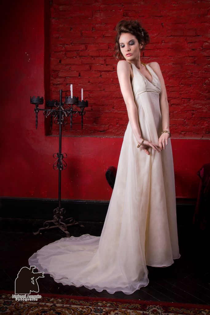 Foto de modelo con vestidos de alta costura en locación. Iluminación de flash + ambiente.