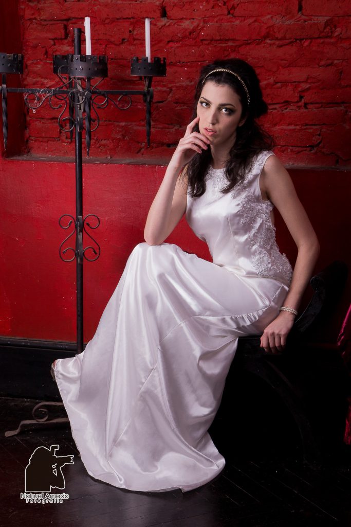 Foto de modelo con vestidos de alta costura en locación. Iluminación de flash + ambiente.