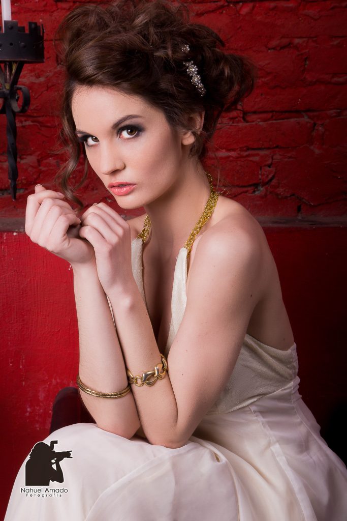 Foto de modelo con vestidos de alta costura en locación. Iluminación de flash + ambiente.