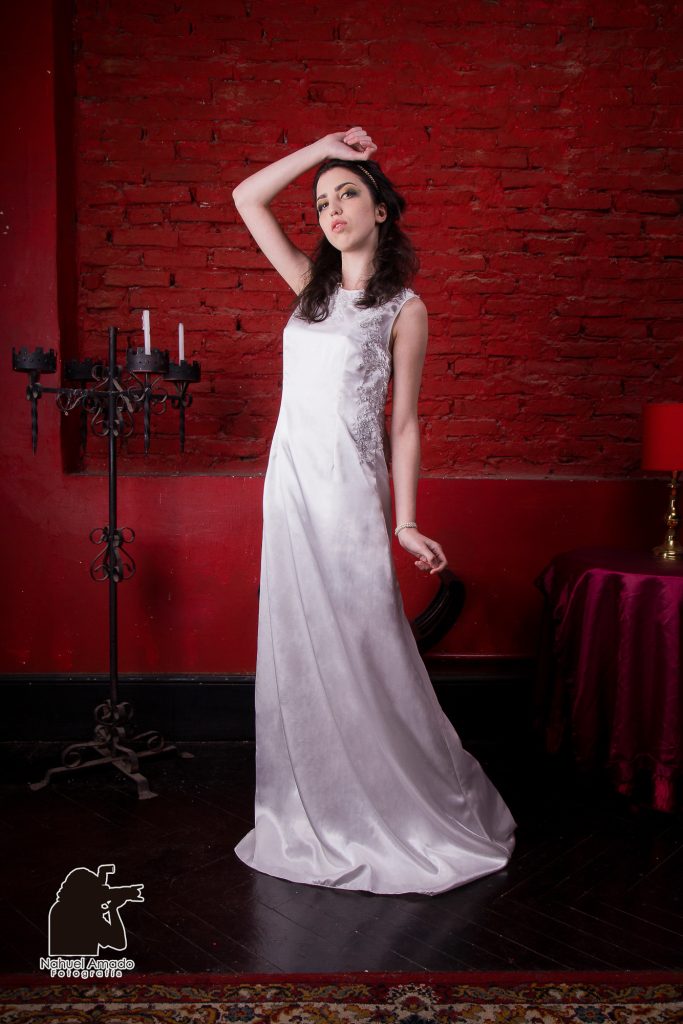 Foto de modelo con vestidos de alta costura en locación. Iluminación de flash + ambiente.