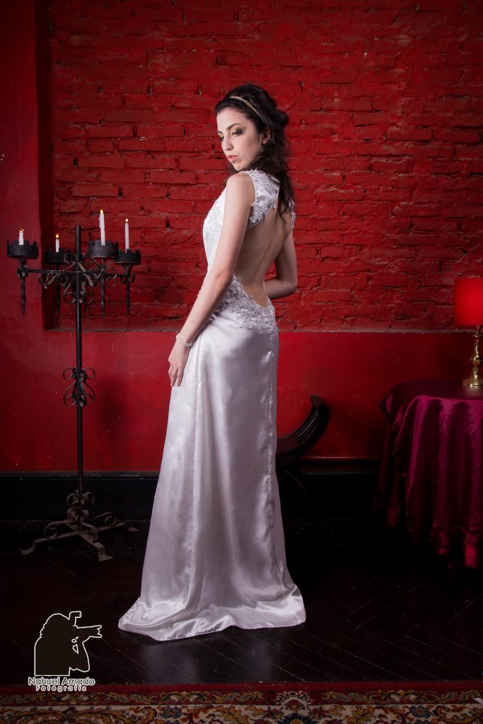 Foto de modelo con vestidos de alta costura en locación. Iluminación de flash + ambiente.