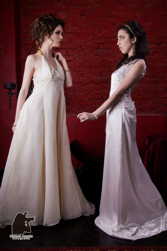 Foto de modelo con vestidos de alta costura en locación. Iluminación de flash + ambiente.