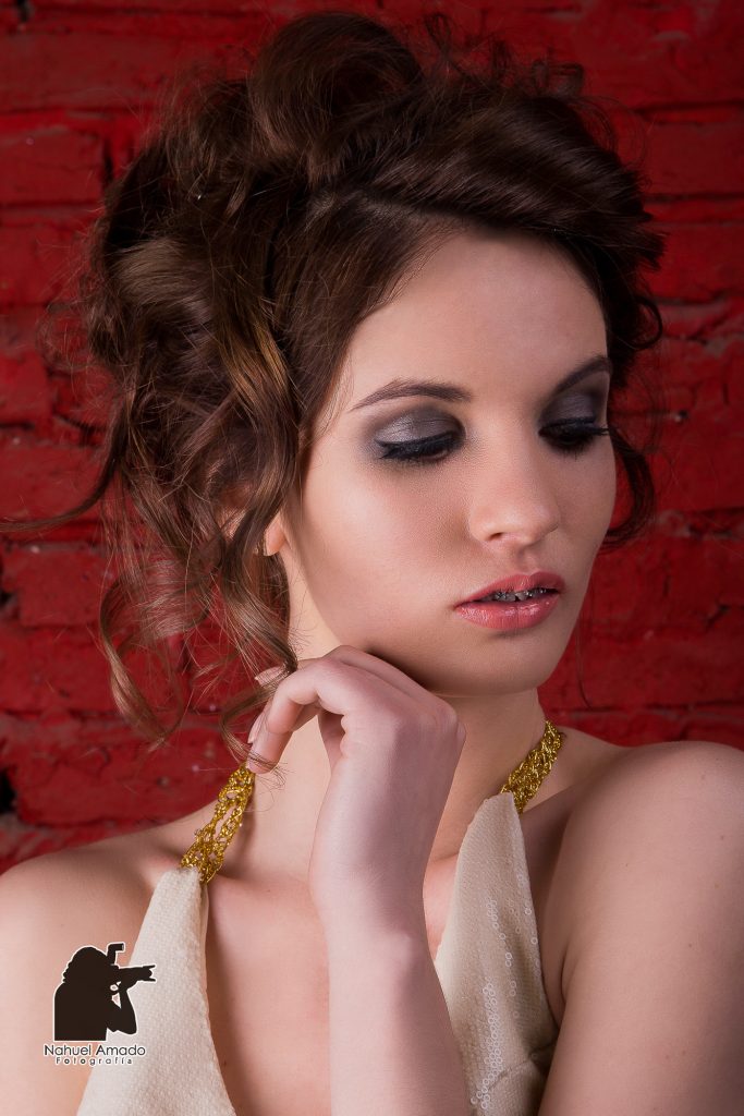 Foto de modelo con vestidos de alta costura en locación. Iluminación de flash + ambiente.
