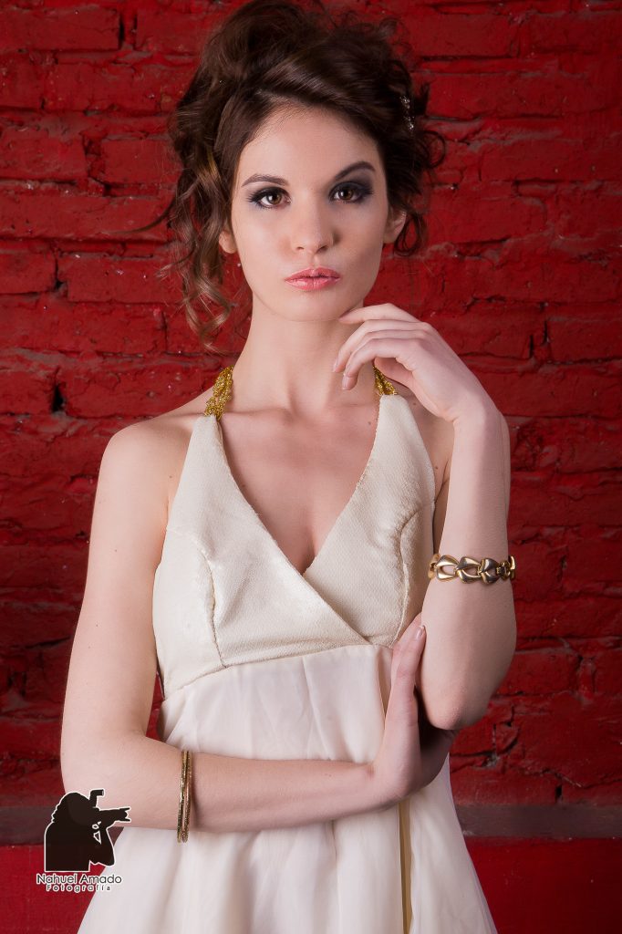 Foto de modelo con vestidos de alta costura en locación. Iluminación de flash + ambiente.