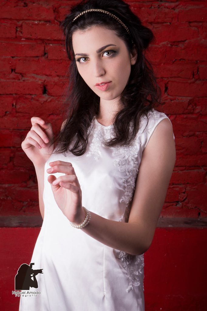 Foto de modelo con vestidos de alta costura en locación. Iluminación de flash + ambiente.