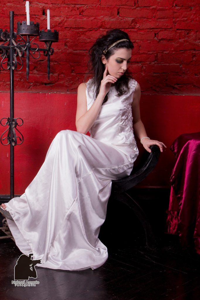 Foto de modelo con vestidos de alta costura en locación. Iluminación de flash + ambiente.