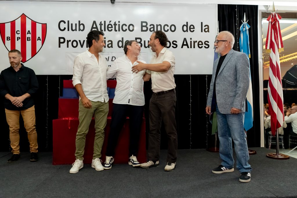 Entrega de medallas, ganador recibiendo la misma.