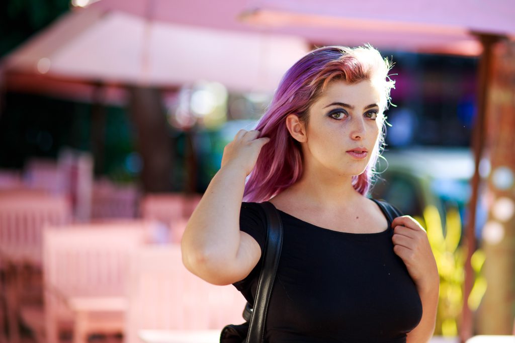 Foto de Book de exteriores en Plaza Serrano Palermo.

Cabello y fondo en paleta de rosas y violetas, plano pecho con espacio negativo a la izquierda.