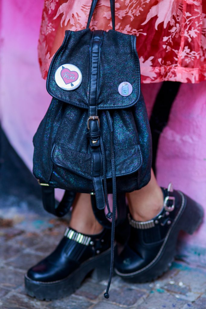 Foto de Book de exteriores en Plaza Serrano Palermo.
Mochila en plano detalle
Retrato femenino