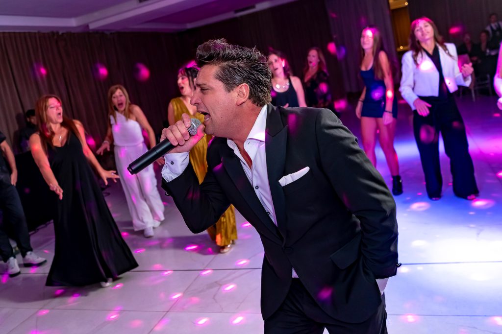 Foto de imitador de Luis Miguel (Luis Raúl) en fiesta de 60 años
