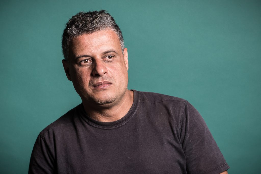 Retrato de estudio con fondo verde