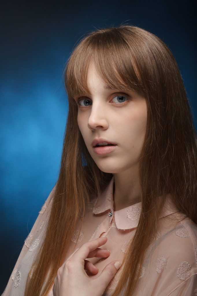 Retrato de modelo en estudio, low-key, esquema de 2 luces mas iluminación puntual de fondo con cookie y con luz azul.
Book profesional