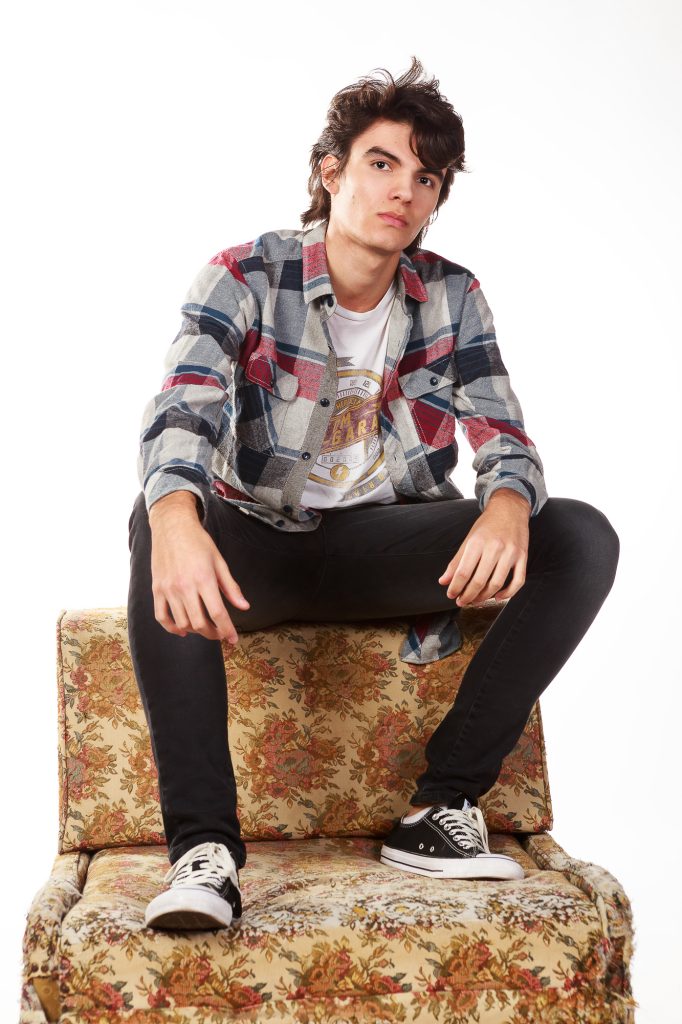 test model con modelos masculino en estudio, clave alta y estética grunge 