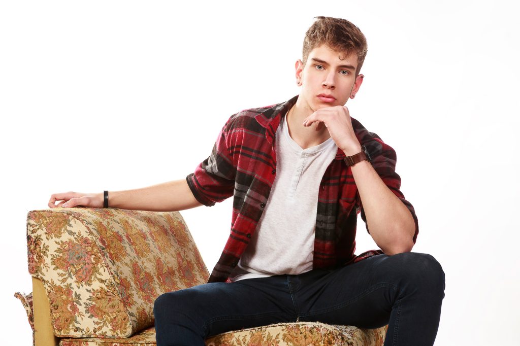 Plano 3 cuatros clave alta, modelo sentado en sillon con outfit grunge, test model con Owen
