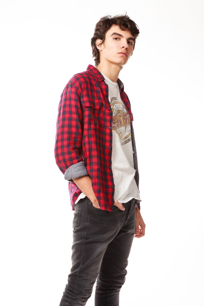 test model con modelos masculino en estudio, clave alta y estética grunge 