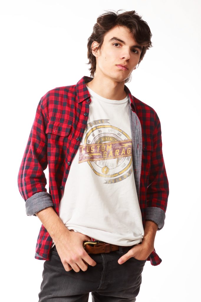 test model con modelos masculino en estudio, clave alta y estética grunge 