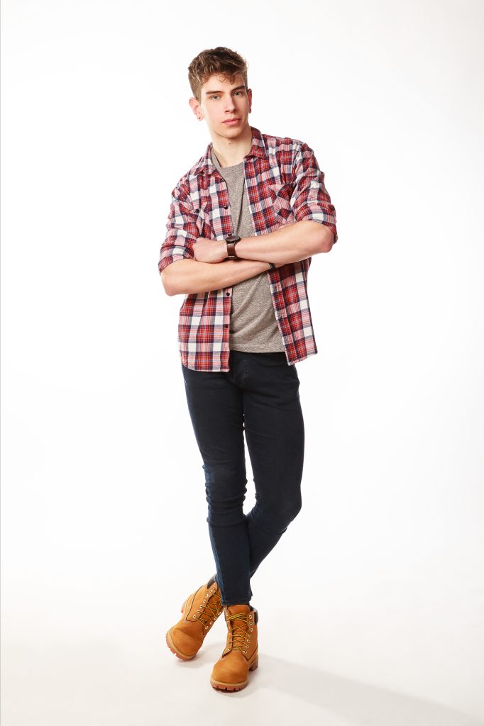 test model con modelos masculino en estudio, clave alta y estética grunge 