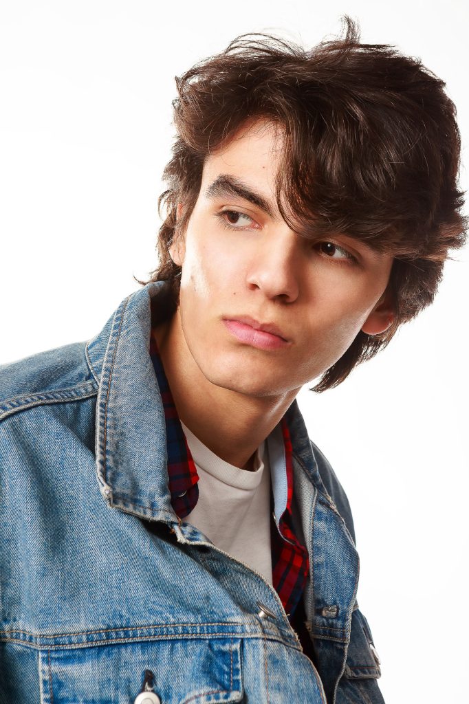test model con modelos masculino en estudio, clave alta y estética grunge 