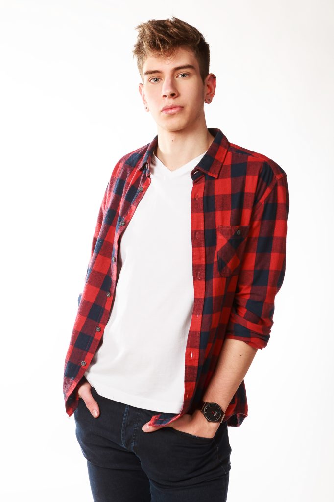 test model con modelos masculino en estudio, clave alta y estética grunge 