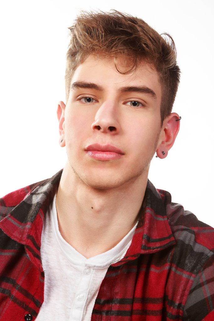 test model con modelos masculino en estudio, clave alta y estética grunge 