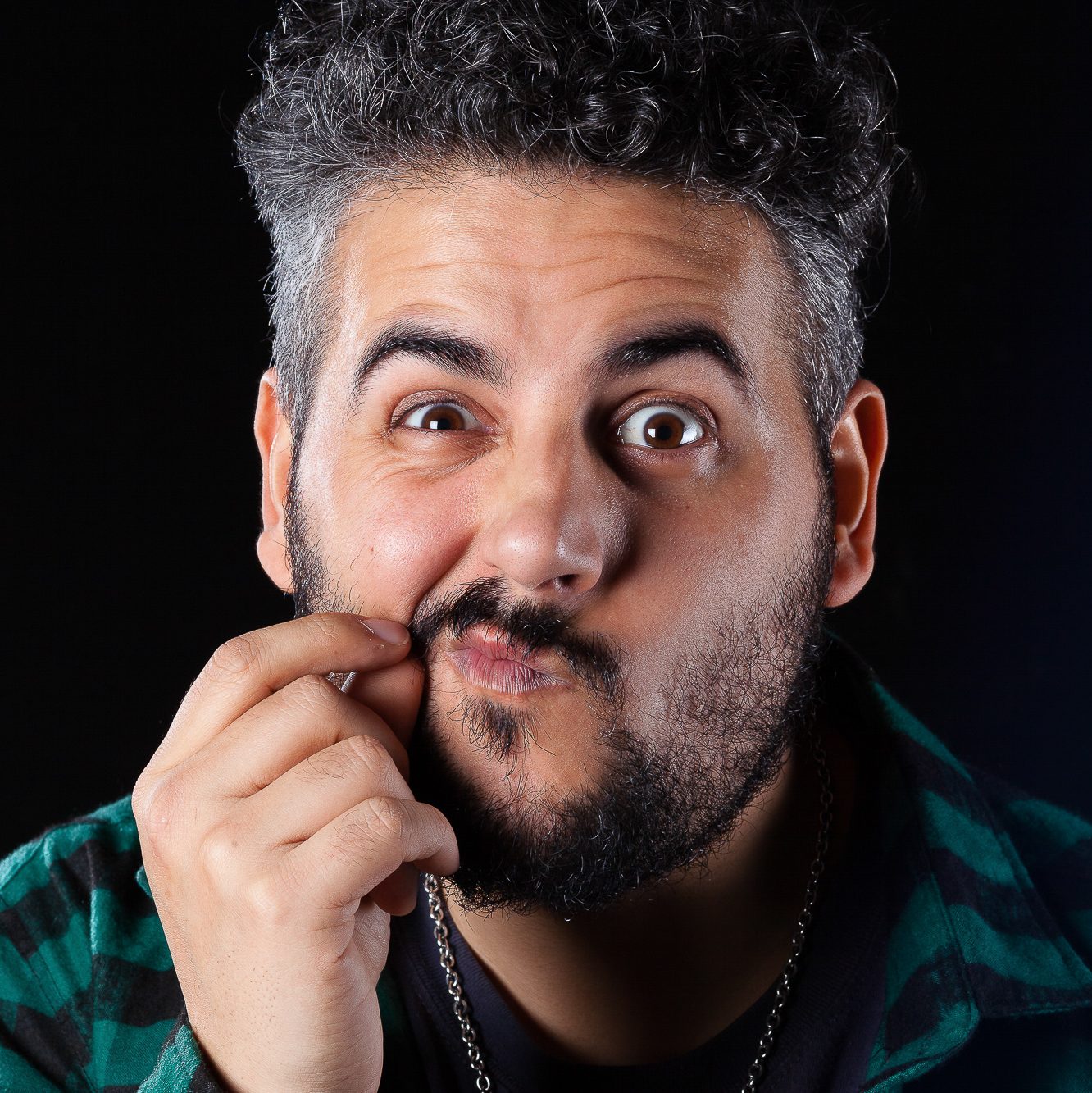autorretrato de estudio en fondo negro. Nahuel Amado fotógrafo profesional en Buenos Aires. (bookinfly mi viejo alias)