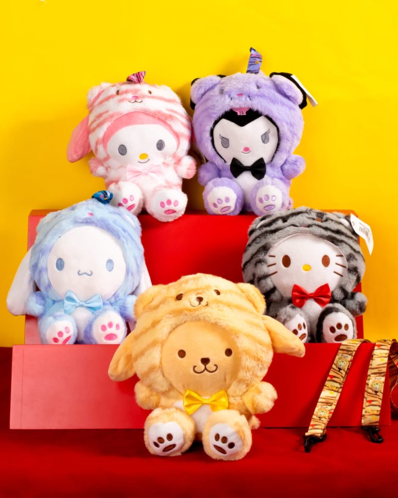 Fotos de productos para redes, paleta cálida, 5 peluches en la foto.