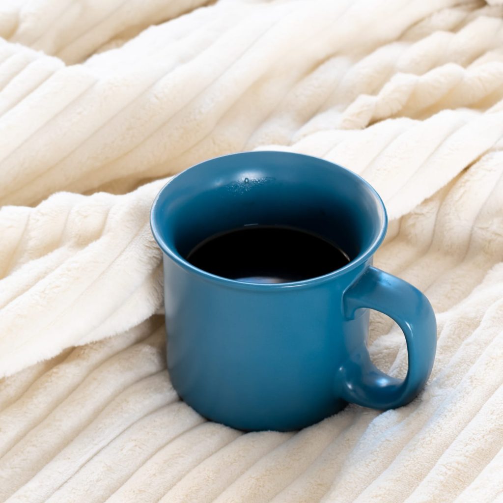 Foto de taza sobre manta